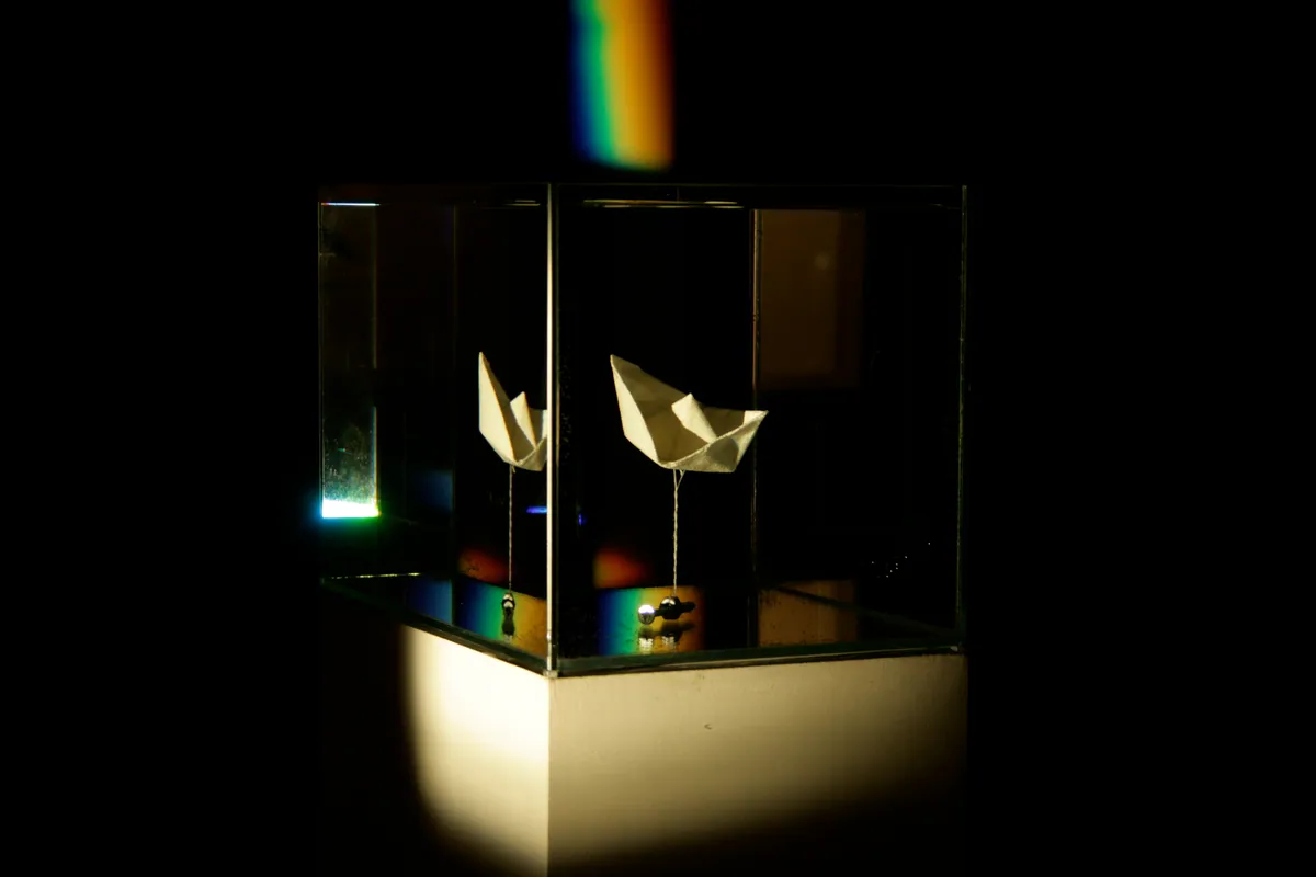 Ansicht Papierschiffchen, aus der Performance „Lichtern“ von Andre Willi