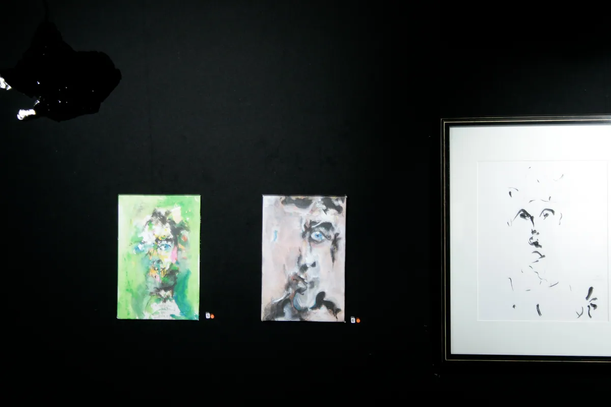 Ausstellungsansicht, aus der Performance „Lichtern“ von Andre Willi