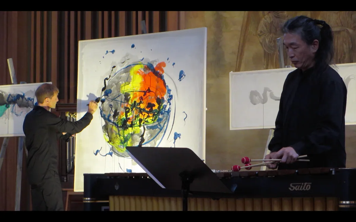 Vogel in der Sonne, aus der Performance „Aufgehende Sonne“ von Andre Willi