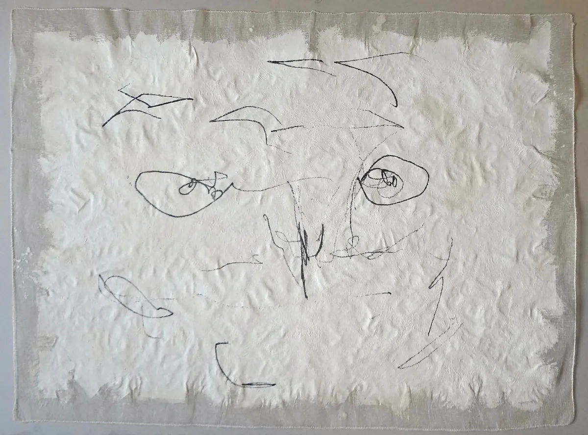 Umsetzung auf Marmormehl und Papierfetzen auf Gaze, aus der Installation „Schneeeulen“ von Andre Willi