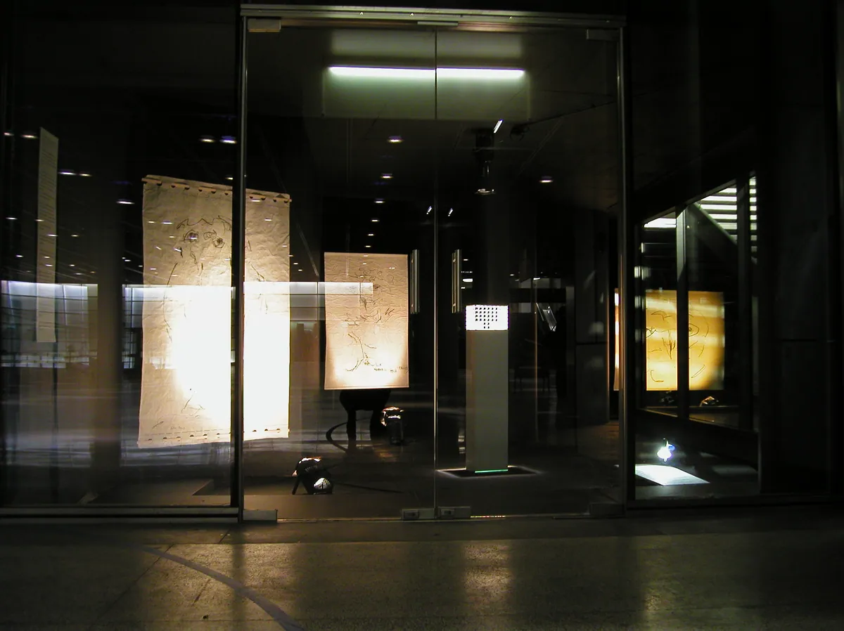 Ausstellungsansicht, aus der Installation „Schneeeulen“ von Andre Willi