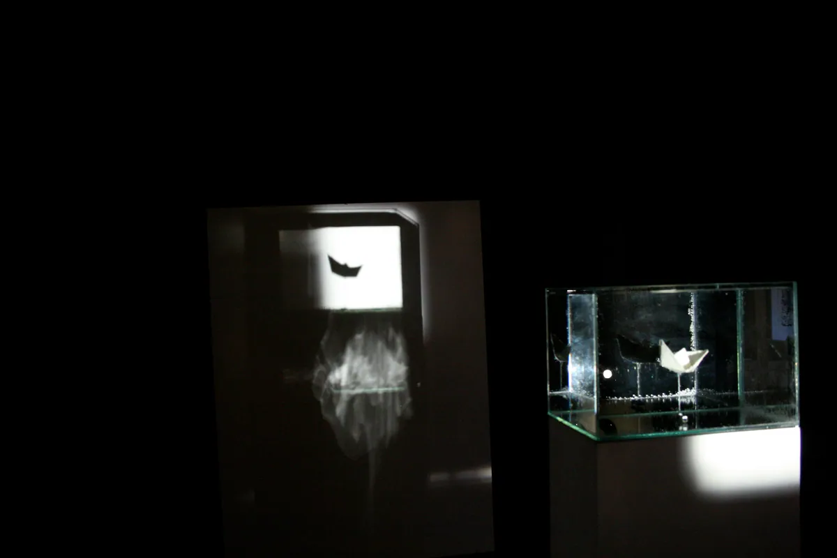 Wasserbewegung durch hineinfallenden Wassertropfen, aus der Performance „Lichtern“ von Andre Willi